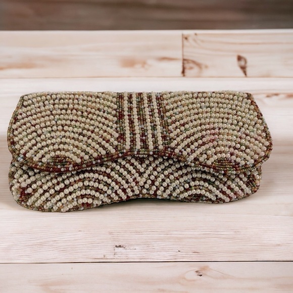 okpta1519426 Hand Beaded
Pearl and bead Clutch Purse - Picture 1 of 13